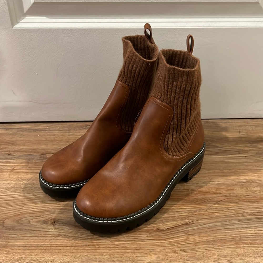 Brown universal Thread boots, brand new